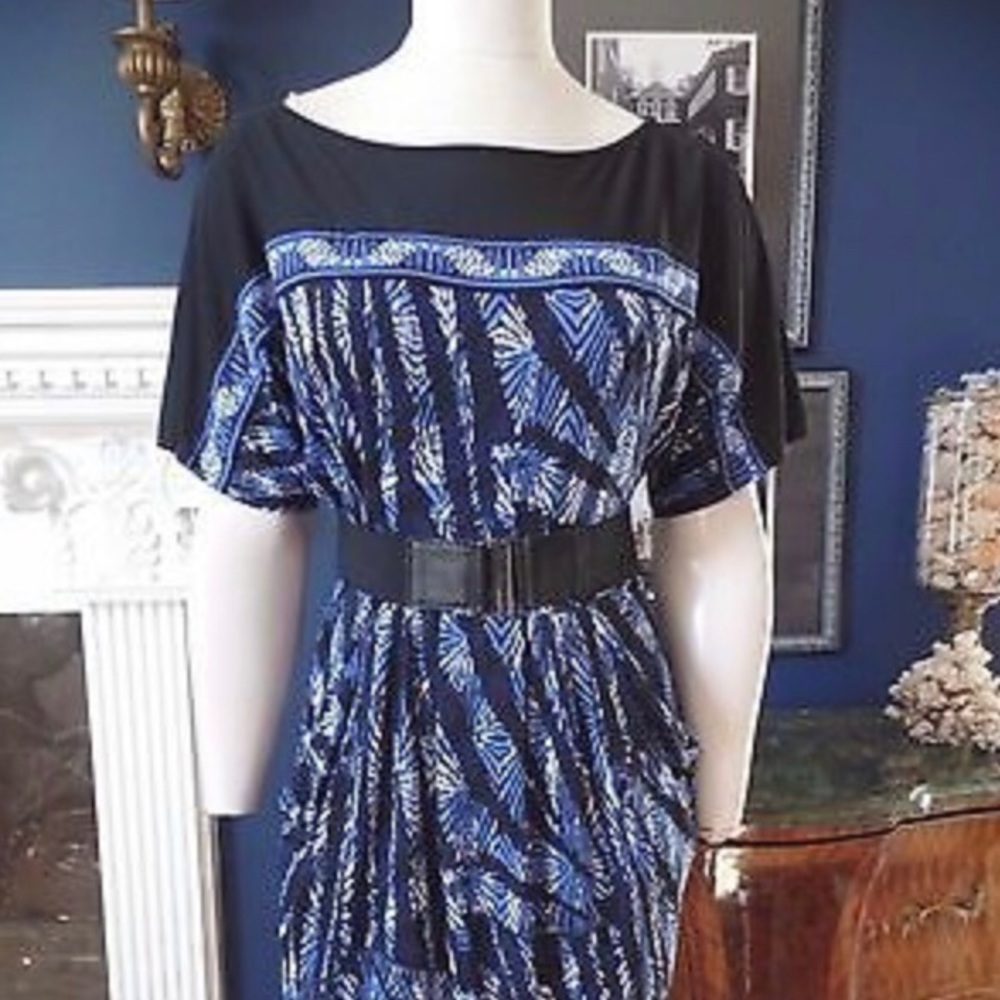 BCBG Max Azaria dress with black belt and pockets!
